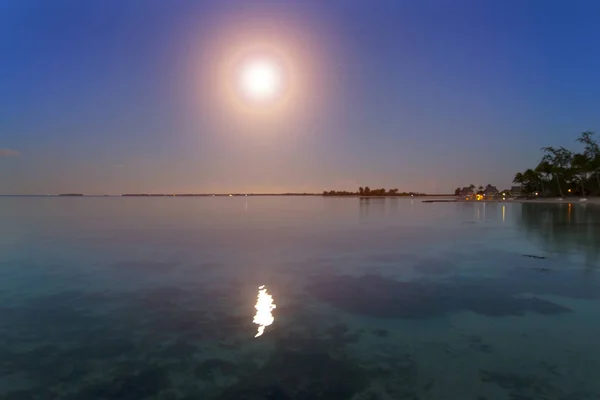 夜。海面上空及反射在水中的月亮. — 图库照片