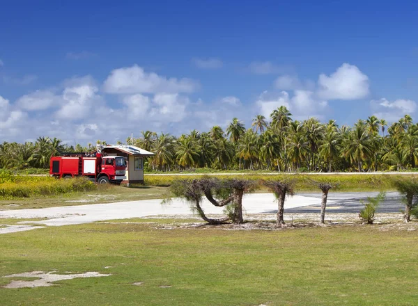 Fire engine on a take off field of small tropical island — Stock Photo, Image