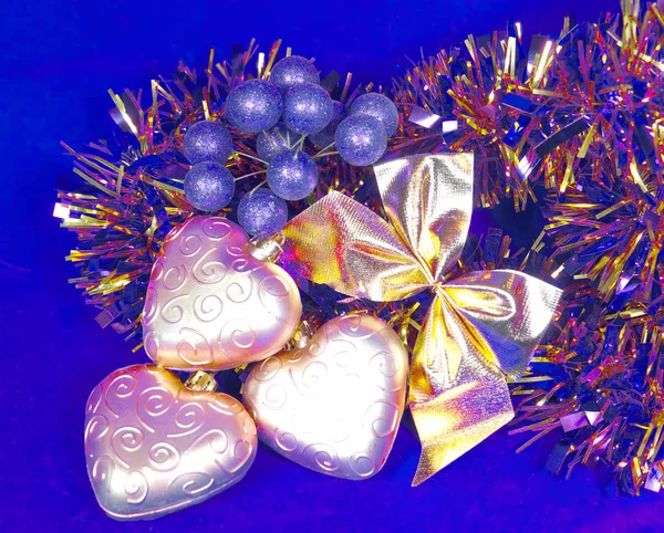 Χρυσό της Πρωτοχρονιάς καρδιές και διακοσμητική κορδέλα — Φωτογραφία Αρχείου