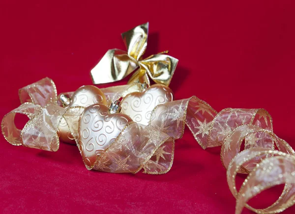 Złoto nowego roku serca i dekoracyjne wstążki — Zdjęcie stockowe
