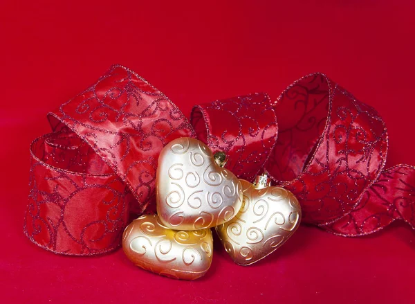 Золотые новогодние сердца и декоративная лента — стоковое фото