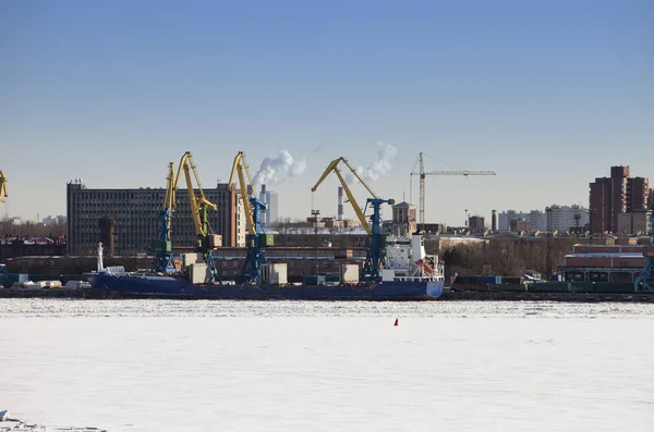 San Petersburgo. Puerto marítimo. Rusia.Vista desde el Golfo de Finlandia cubierta de hielo — Foto de Stock