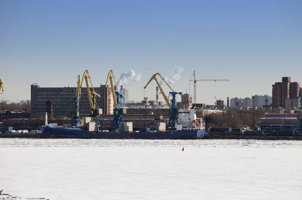 S: t Petersburg. Seaport. Russia.View från viken täckt med is — Stockfoto