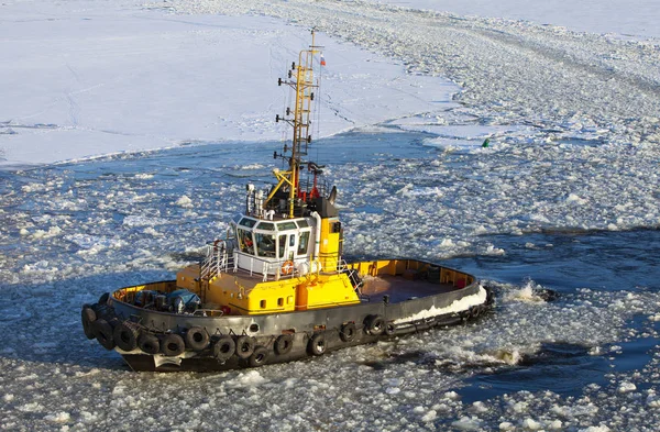 Operation of the auxiliary ships in seaport of St. Petersburg during winter navigation. Russia. — Stock Photo, Image