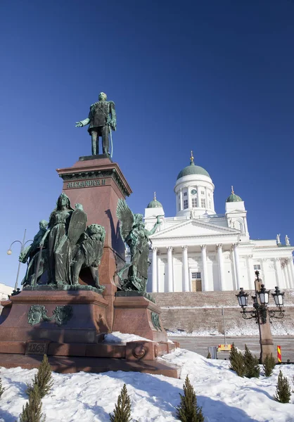 Den lutherske katedral og monument for den russiske keiser Aleksander II i Helsingfors, Finland – stockfoto