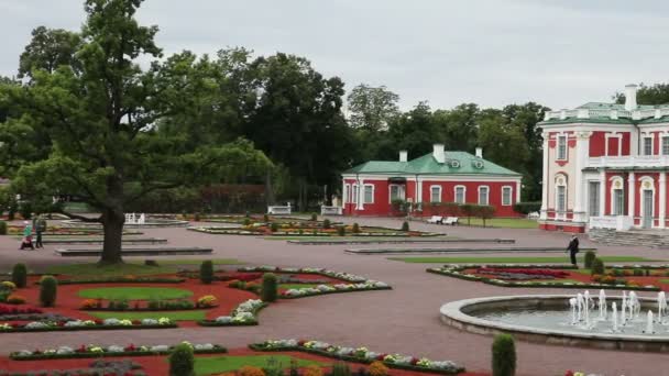 Palácio Kadriorg em Kadriorg Park em Tallinn, Estónia . — Vídeo de Stock