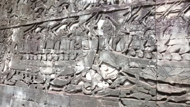 Imagens esculpidas em pedra no Templo Bayon, Siem Reap, Camboja — Vídeo de Stock
