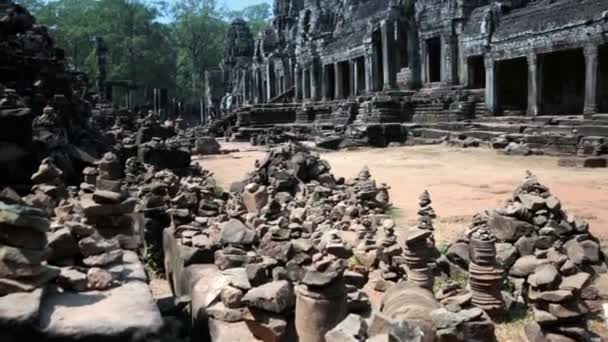 Tempel van oude Bayon in Angkor Wat, Siem Reap, Cambodja — Stockvideo