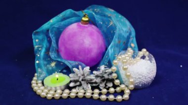 Yeni yıl topları ve tinsel mavi bir arka plan üzerinde