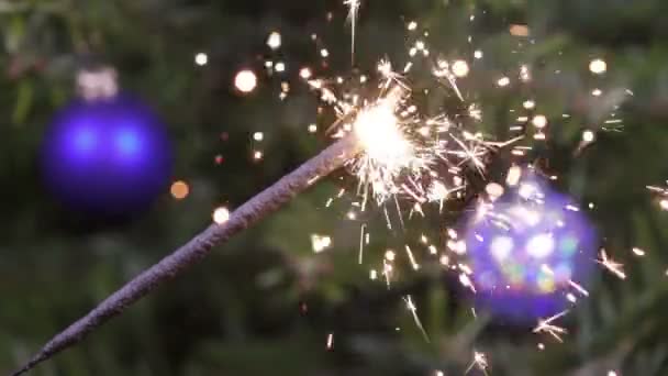 Luce del Bengala sullo sfondo di un albero di Natale con le palle di Capodanno — Video Stock