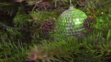 Yeni yıl top bir Noel ağacı dekore edilmiş çelenk arka planı