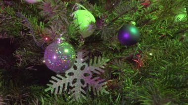 Yeni yıl top ile süslenen Noel köknar ağacı