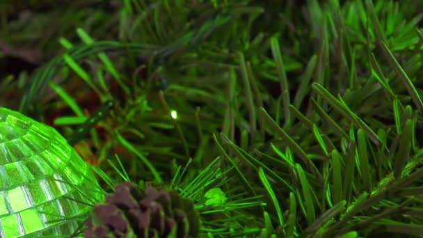 Nieuwe jaar bal tegen de achtergrond van de ingerichte krans van een kerstboom — Stockvideo