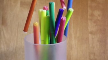 parlak Keçeli Kalemler bir cam, yavaş düşmek