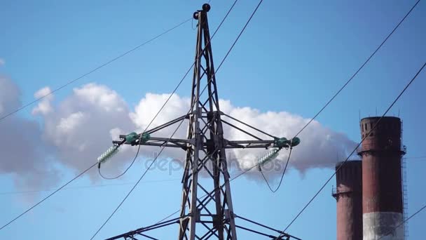 Industriële landschap. elektriciteitsleiding en rook van buizen van gecombineerde warmte- en krachtcentrale — Stockvideo