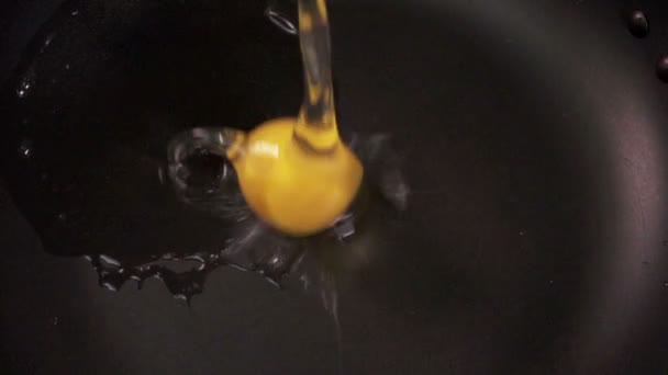 Egg fall into frying pan, slow motion — Stock Video