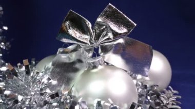 Yeni yıl topları ve şerit mavi bir arka plan üzerinde