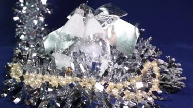 Yeni yıl topları ve şerit mavi bir arka plan üzerinde