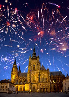 Festival fireworks içinde Saint Vitus'ın Katedrali, Prague, Çek Cumhuriyeti