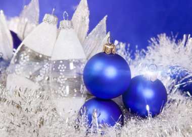 Mavi bir arka planda Mavi Yeni Yıl taşakları ve süslemeleri