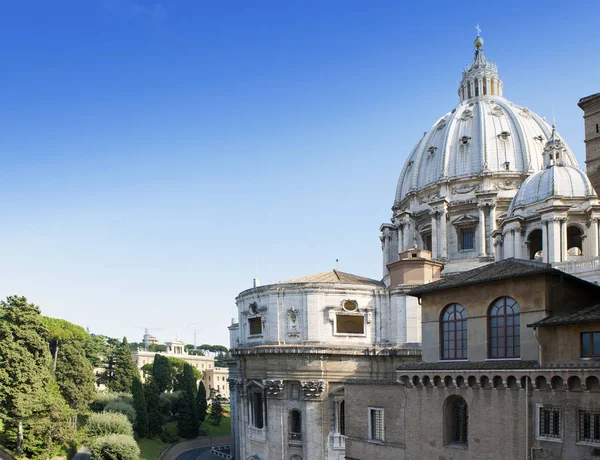 Cúpula de la Basílica de San Pedro. Vaticano — Foto de Stock