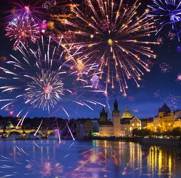 Uroczysty pokaz sztucznych ogni nad Karl most, Praga, Republika Czeska — Zdjęcie stockowe