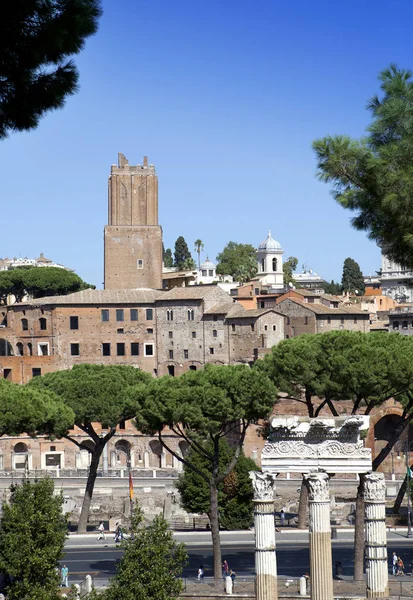 Itália. Roma. Ruínas do fórum de Trajano em um dia ensolarado — Fotografia de Stock