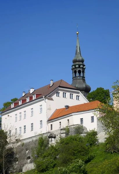 Vista de las casas en la colina Toompea colina y la iglesia de Santa María. Ciudad vieja, Tallin, Estonia —  Fotos de Stock