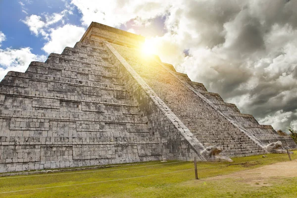 Pirámide de Kukulkan en Chichén Itzá en Yucatán, México — Foto de Stock