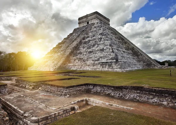 Kukulkan πυραμίδα στην Τσίτσεν Ίτζα Γιουκατάν, Μεξικό σχετικά με — Φωτογραφία Αρχείου