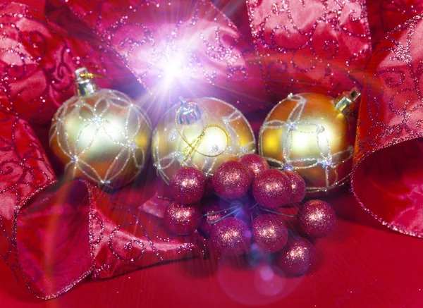 Yeni yıl kompozisyon kırmızı arka plan - top ve şerit üzerinde — Stok fotoğraf