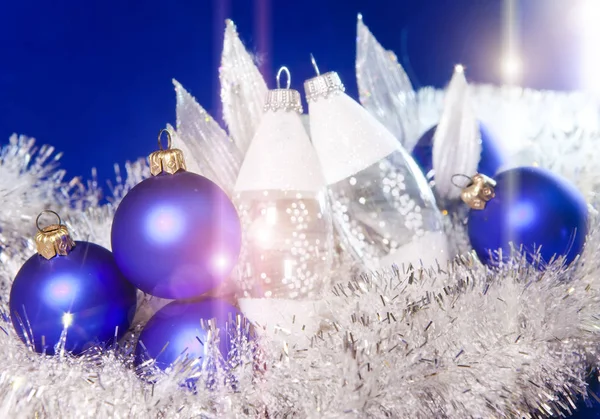 Blaue Neujahrsbälle und Lametta auf blauem Hintergrund — Stockfoto