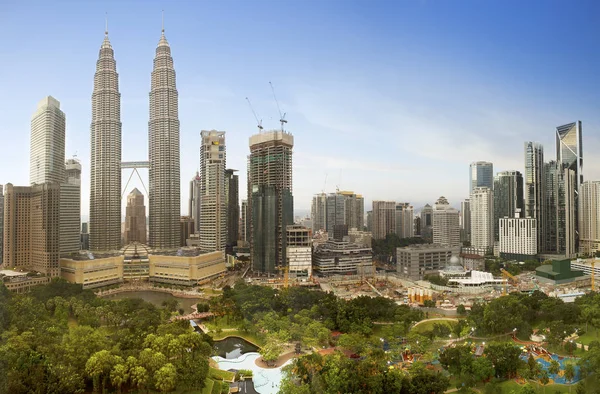 Kuala Lumpur, Malaysia centrala city skyline i en solig dag — Stockfoto