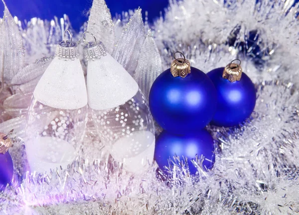 Голубые новогодние шары и мишура на голубом фоне — стоковое фото