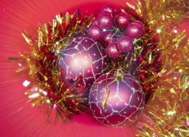 Yeni yıl kompozisyon kırmızı arka plan - top ve şerit üzerinde