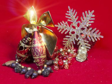 Yeni yıl kompozisyon kırmızı bir arka plan üzerinde