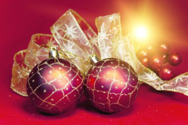 Yeni yıl kompozisyon kırmızı arka plan - top ve şerit üzerinde