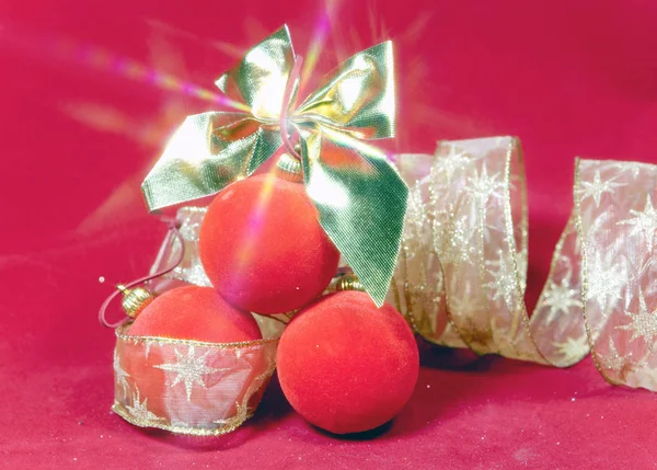Новорічна композиція на червоному тлі - м'яч і стрічка — стокове фото