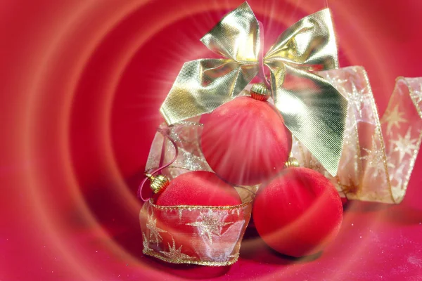 Новогодняя композиция на красном фоне - мяч и лента — стоковое фото