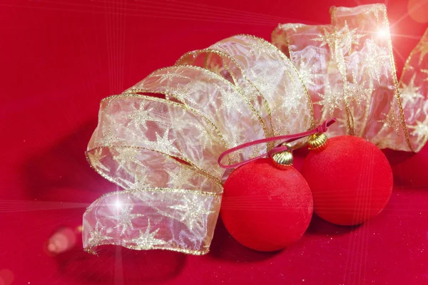 Σύνθεση του νέου έτους σε κόκκινο φόντο - μπάλα και κορδέλα — Φωτογραφία Αρχείου