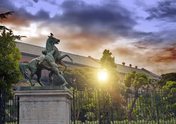 Scultura di un cavallo e uomo, Napoli, Italia. XIX secolo, scultore Clod — Foto Stock