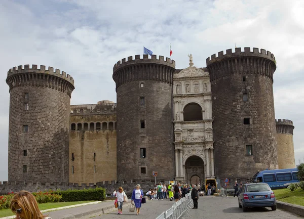 Naples, Olaszország - szeptember, 2010: turista látogasson el a Castel Nuovót, a középkori királyok, Nápoly, 2010. szeptember 21.. — Stock Fotó