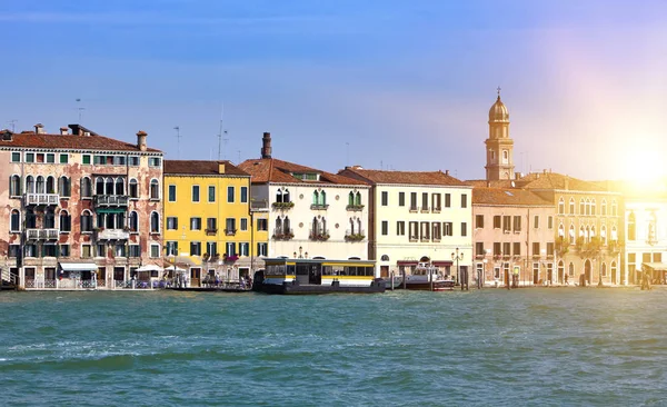 Venise. Italie. Vieilles maisons lumineuses. Canal Grand — Photo