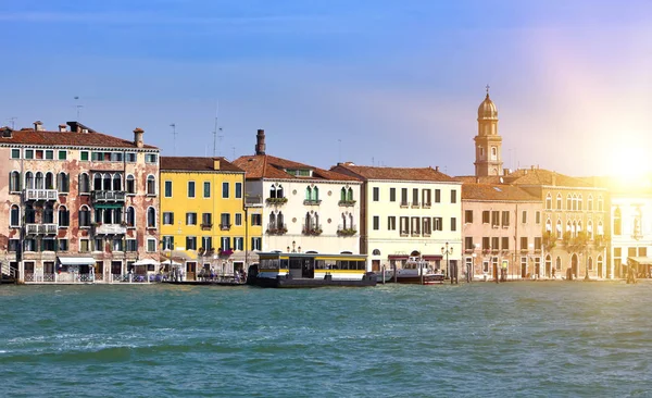 Venecia. De Italia. Casas antiguas y luminosas. Canal Grand —  Fotos de Stock