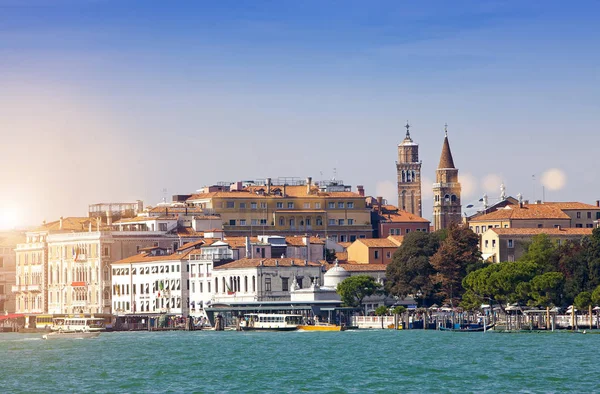 Venecia. De Italia. Edificios antiguos y luminosos en tierra Canal Grand — Foto de Stock