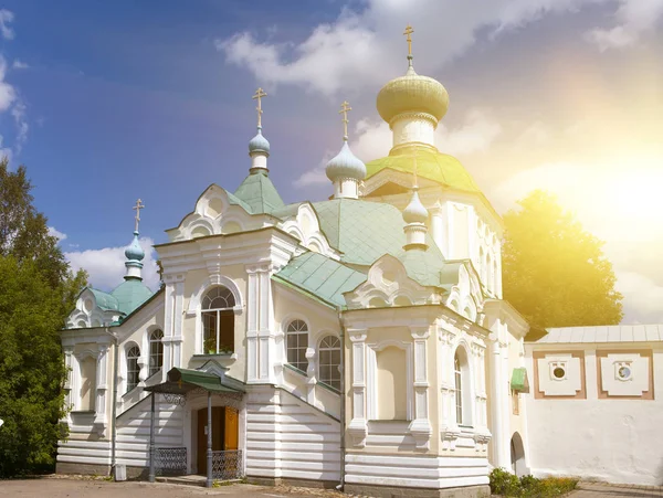Tikhvin antagandet kloster, en rysk-ortodoxa, (Tihvin, Sankt Petersburg region, Ryssland — Stockfoto
