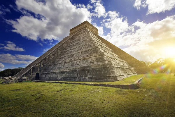 Kukulkan Pyramid in Chichen Itza on the Yucatan, Mexico — Stock Photo, Image