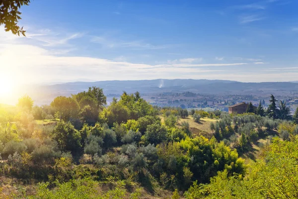 Italië. Groene velden en bergen — Stockfoto