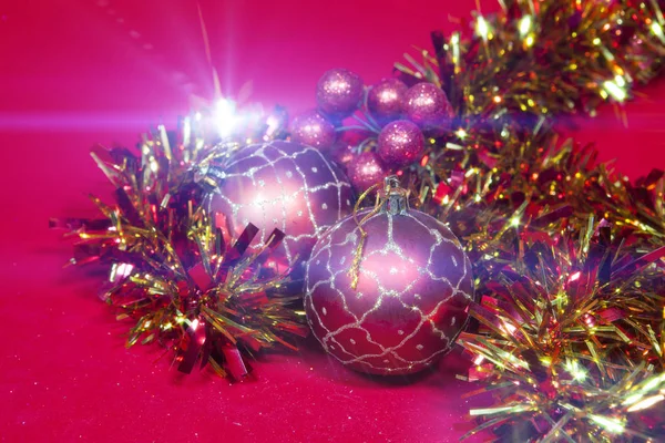 Σύνθεση του νέου έτους σε κόκκινο φόντο - μπάλα και κορδέλα — Φωτογραφία Αρχείου