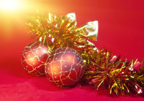 La composición de Año Nuevo sobre el fondo rojo - la bola y la cinta — Foto de Stock